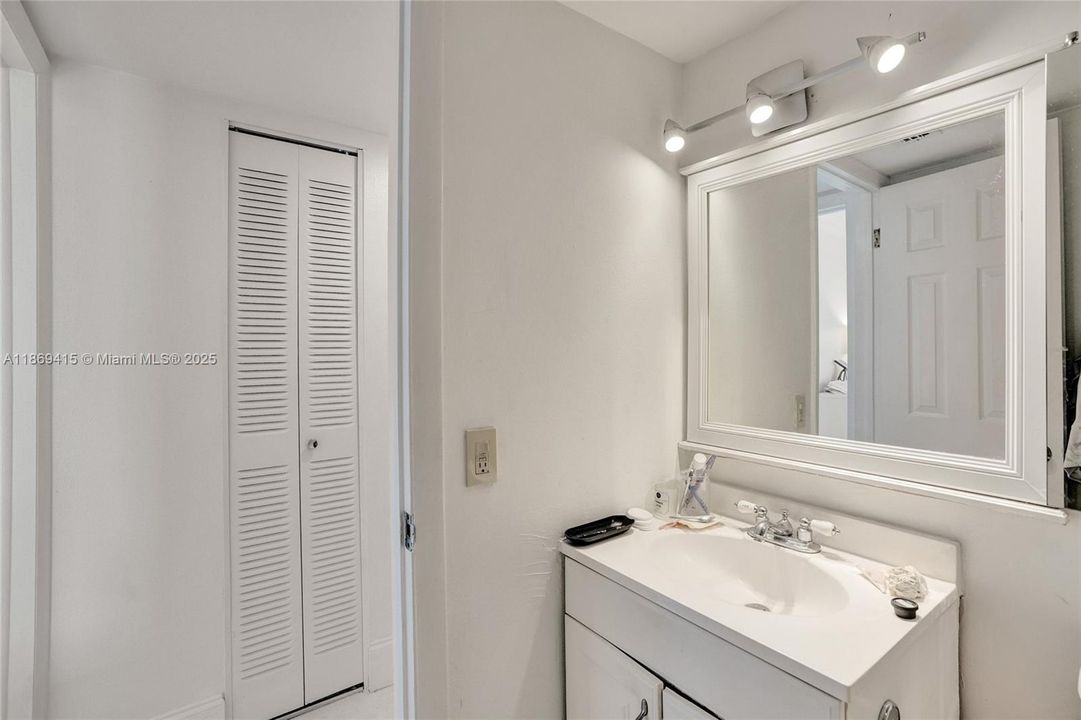 For Sale: $240,000 (2 beds, 2 baths, 900 Square Feet)