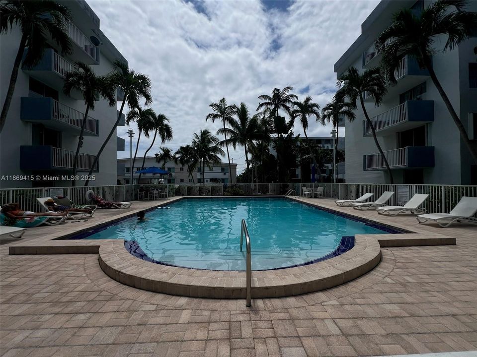 For Sale: $240,000 (2 beds, 2 baths, 900 Square Feet)