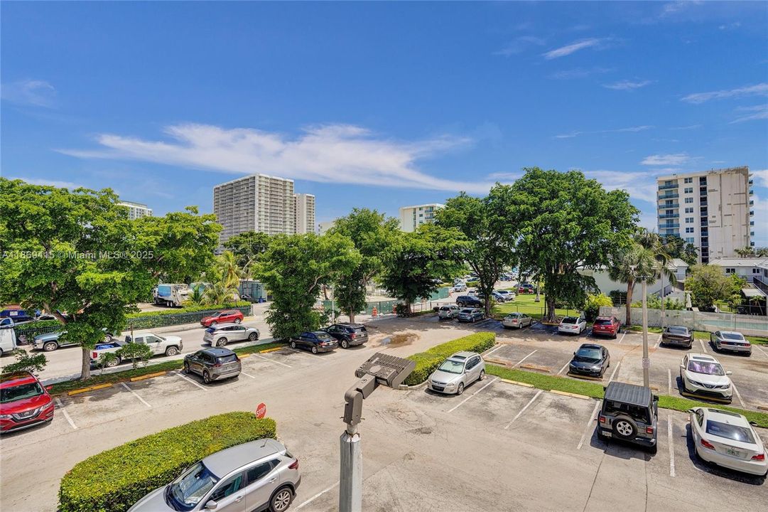 For Sale: $240,000 (2 beds, 2 baths, 900 Square Feet)