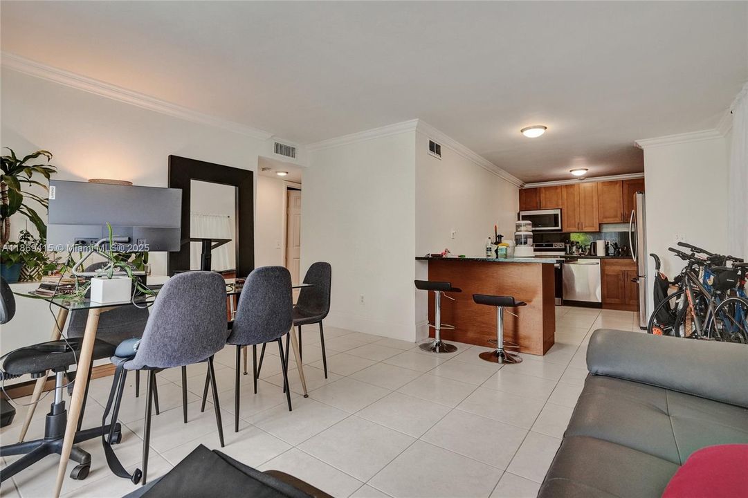 For Sale: $240,000 (2 beds, 2 baths, 900 Square Feet)
