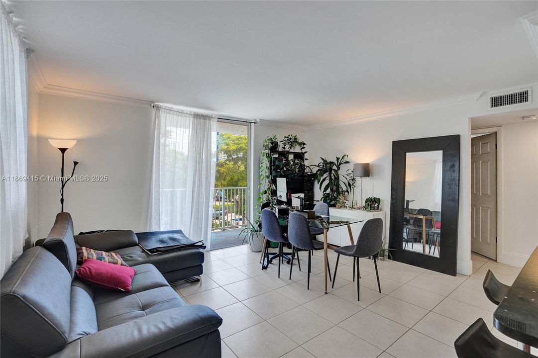 For Sale: $240,000 (2 beds, 2 baths, 900 Square Feet)