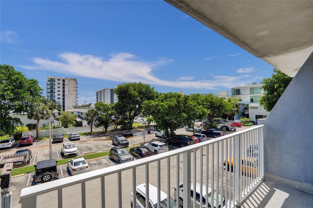 For Sale: $240,000 (2 beds, 2 baths, 900 Square Feet)