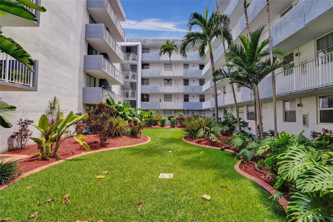 For Sale: $240,000 (2 beds, 2 baths, 900 Square Feet)