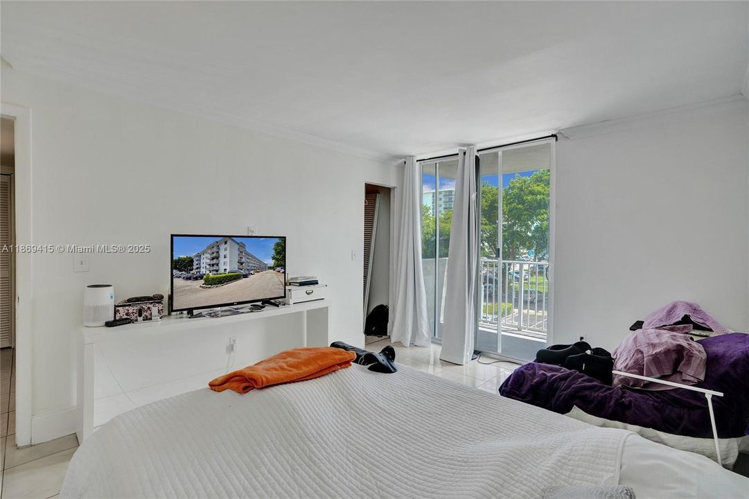 For Sale: $240,000 (2 beds, 2 baths, 900 Square Feet)