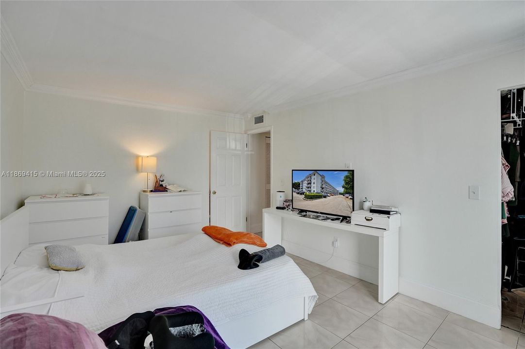 For Sale: $240,000 (2 beds, 2 baths, 900 Square Feet)