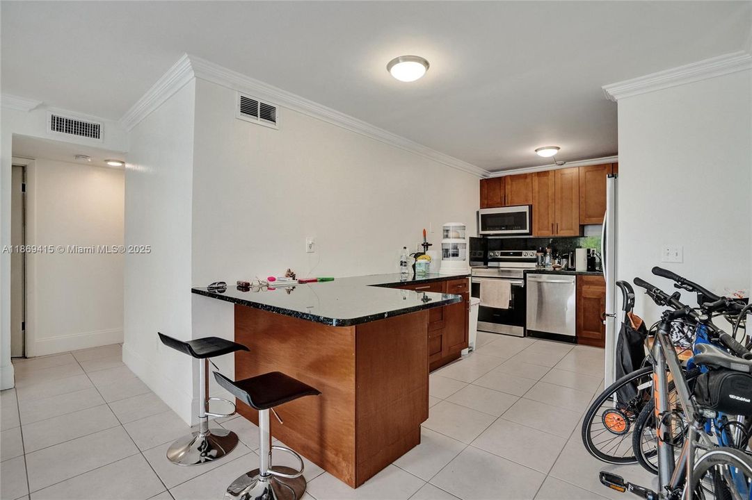 For Sale: $240,000 (2 beds, 2 baths, 900 Square Feet)