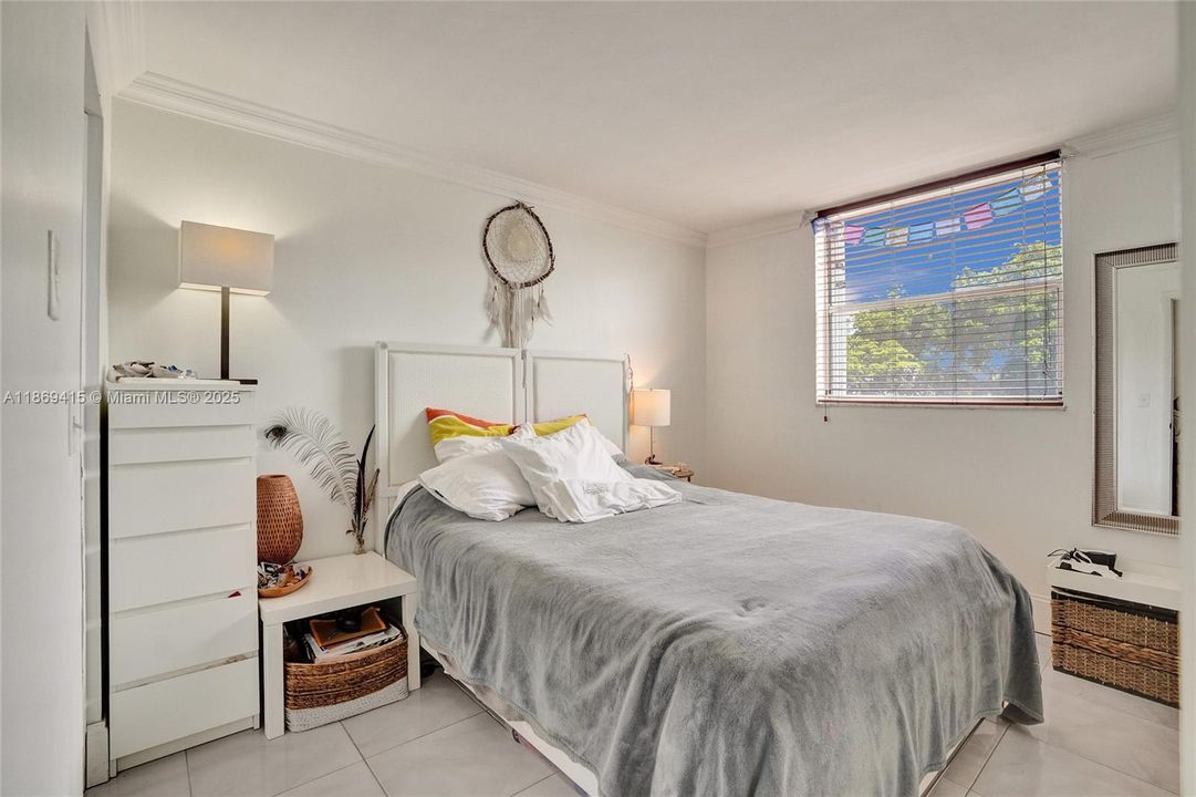 For Sale: $240,000 (2 beds, 2 baths, 900 Square Feet)