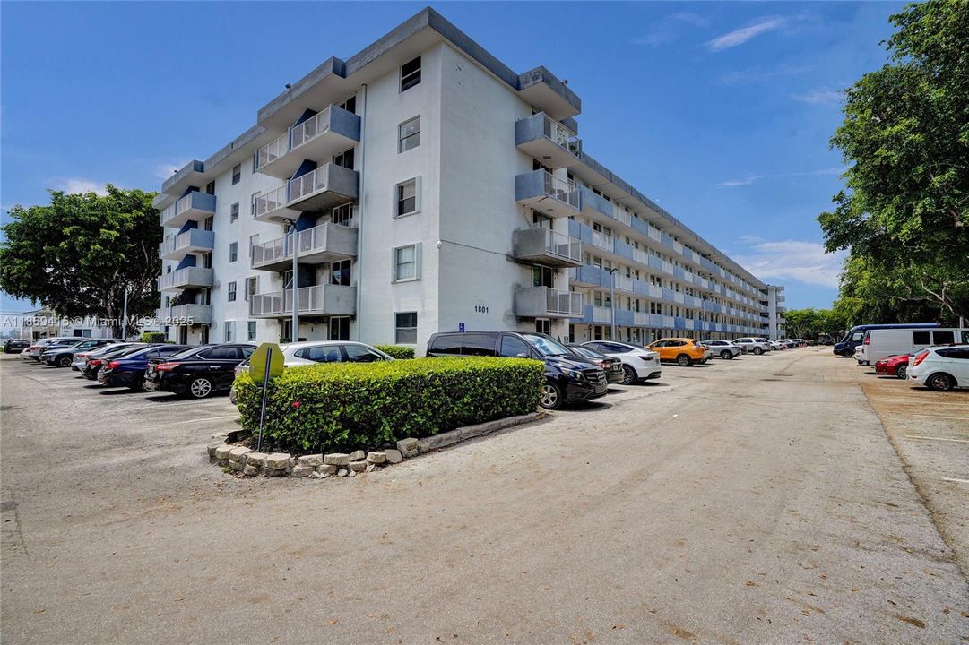 For Sale: $240,000 (2 beds, 2 baths, 900 Square Feet)