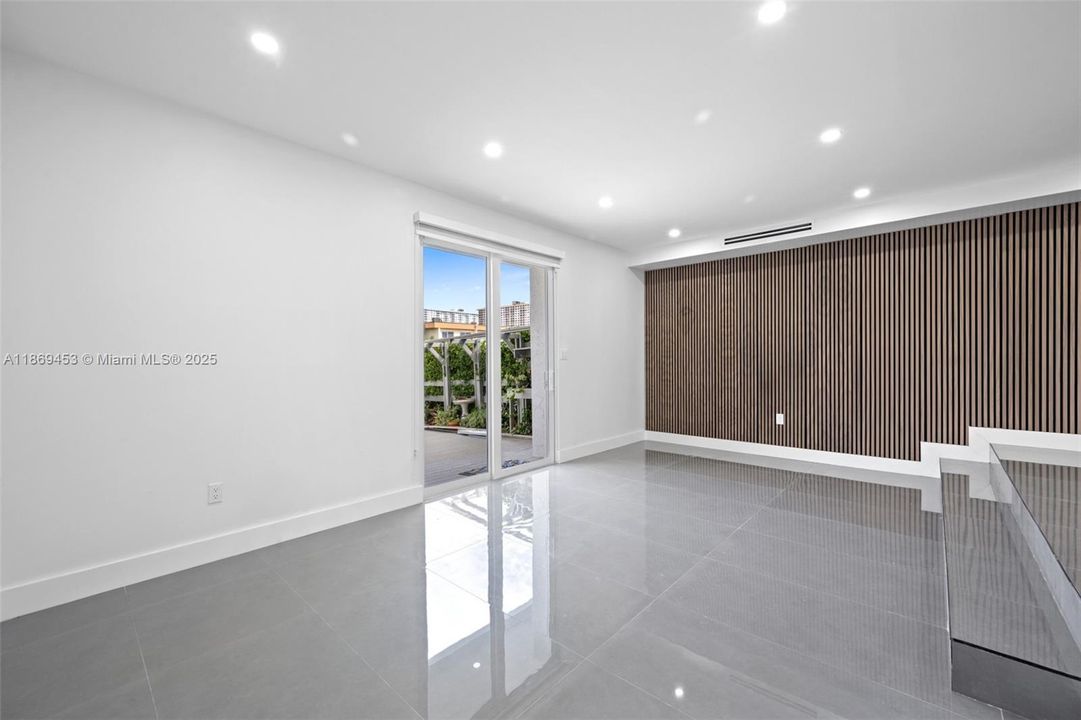 Activo con contrato: $895,000 (3 camas, 2 baños, 1634 Pies cuadrados)