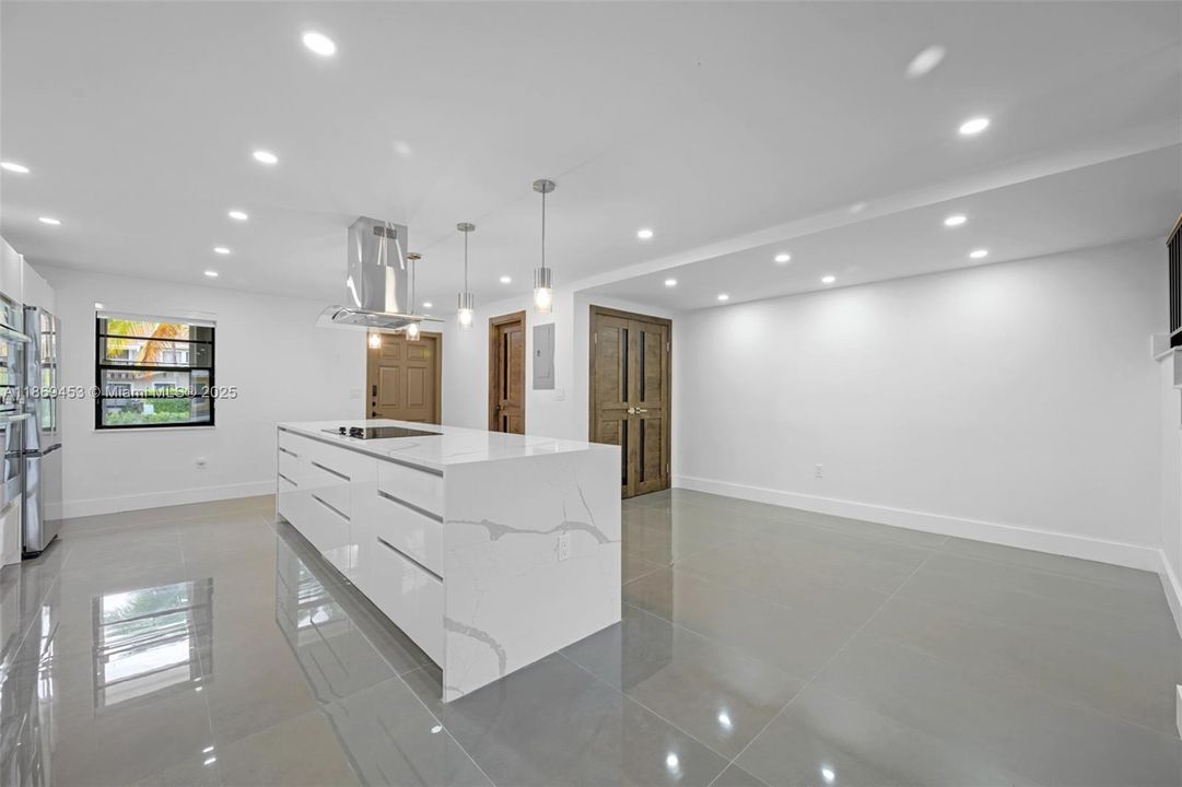 Activo con contrato: $895,000 (3 camas, 2 baños, 1634 Pies cuadrados)