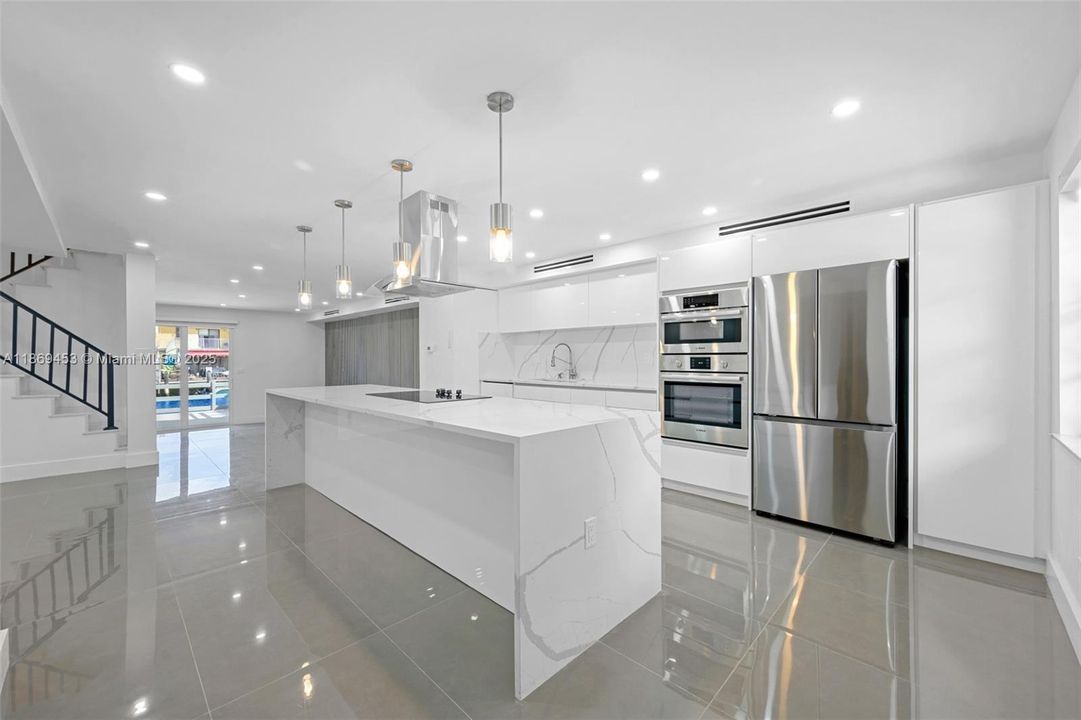 Activo con contrato: $895,000 (3 camas, 2 baños, 1634 Pies cuadrados)