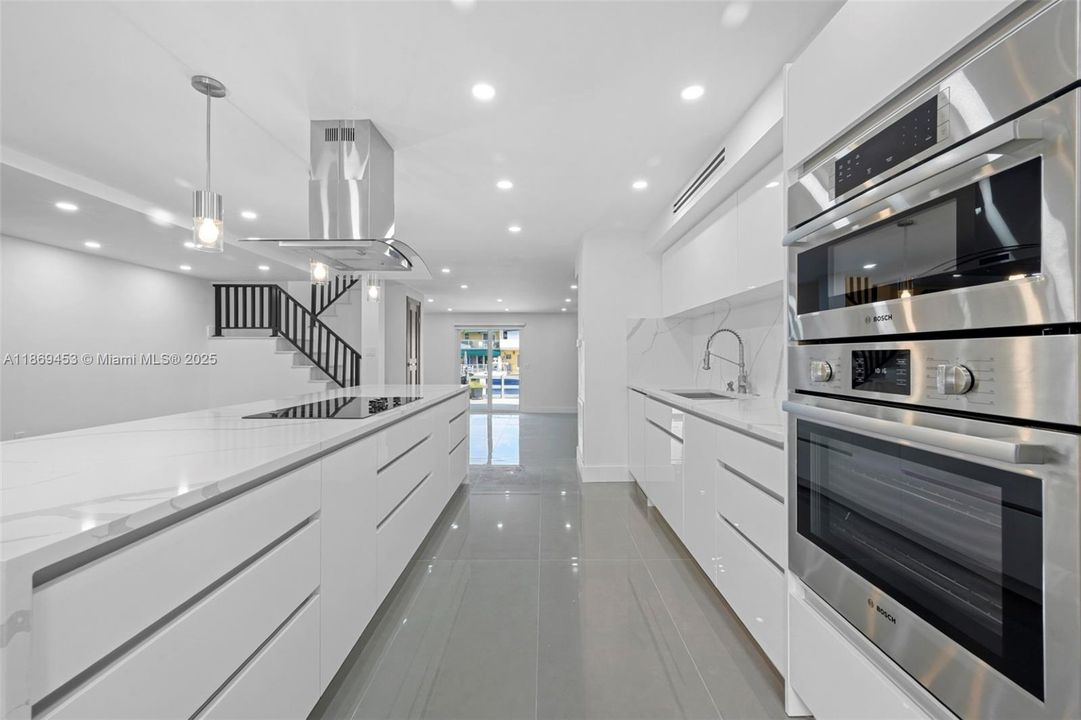 Activo con contrato: $895,000 (3 camas, 2 baños, 1634 Pies cuadrados)