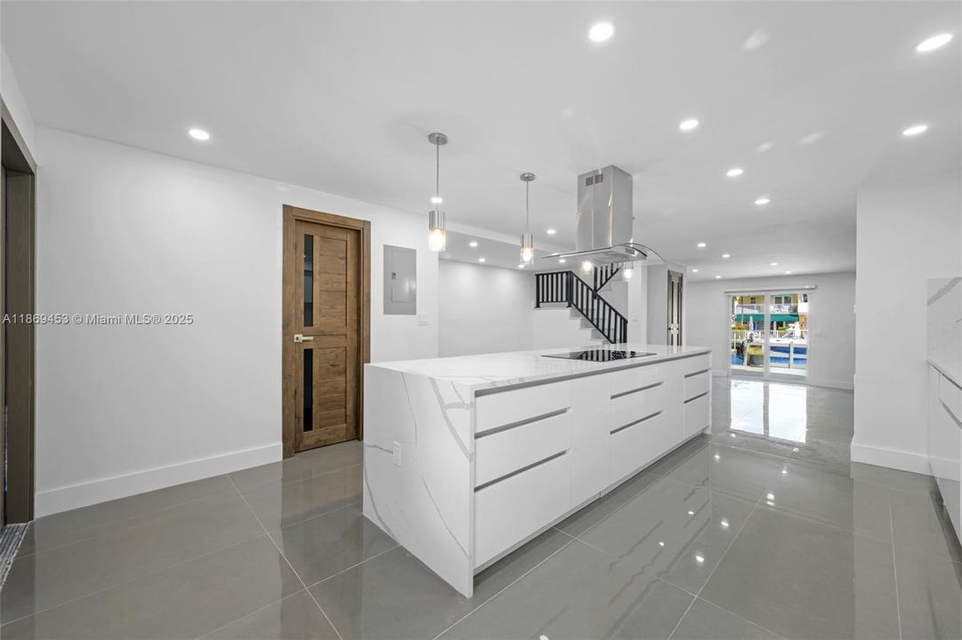 Activo con contrato: $895,000 (3 camas, 2 baños, 1634 Pies cuadrados)