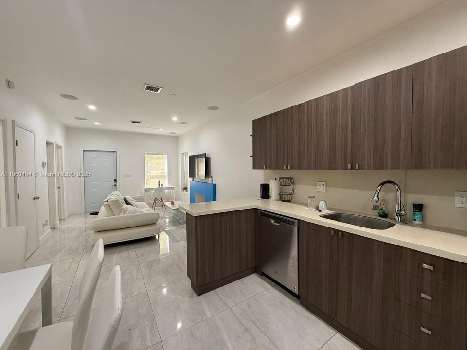 На продажу: $625,000 (2 спален, 2 ванн, 805 Квадратных фут)