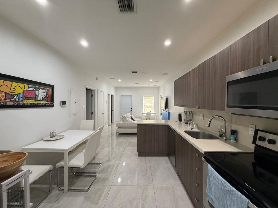 На продажу: $625,000 (2 спален, 2 ванн, 805 Квадратных фут)