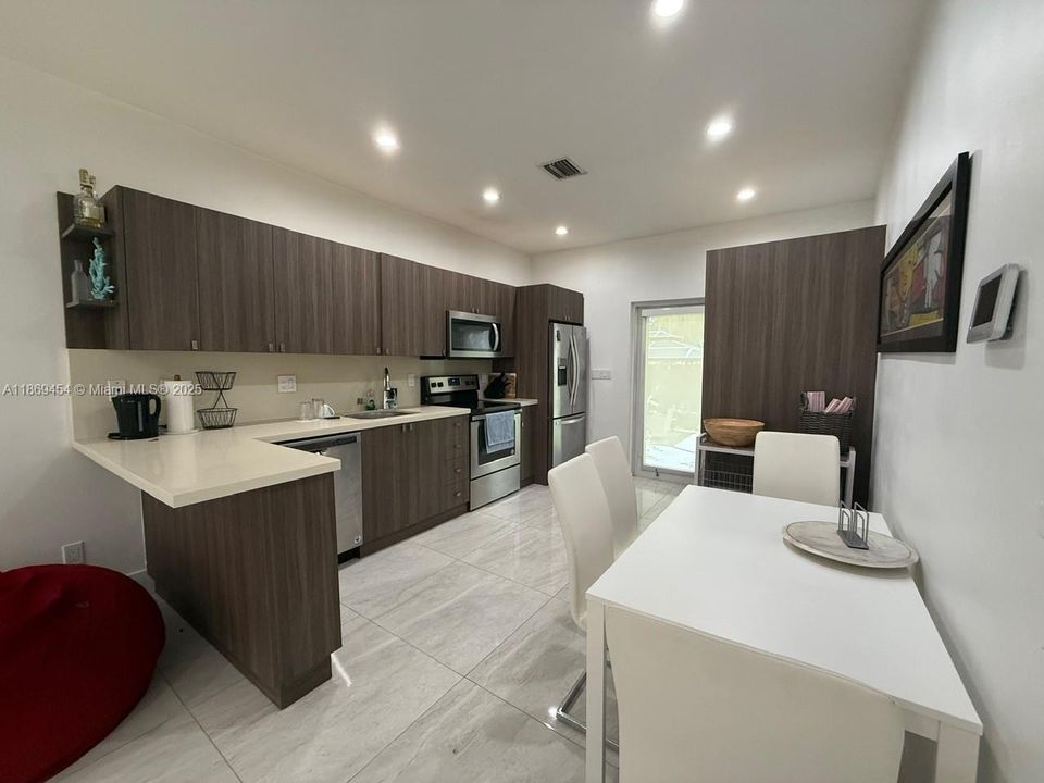 На продажу: $625,000 (2 спален, 2 ванн, 805 Квадратных фут)