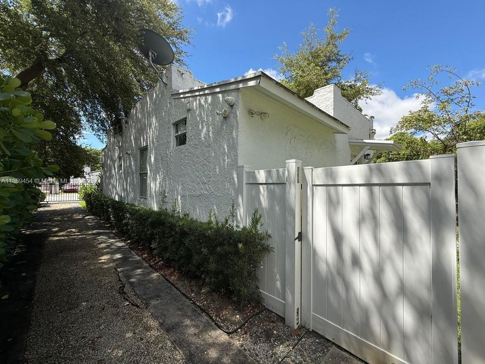 На продажу: $625,000 (2 спален, 2 ванн, 805 Квадратных фут)