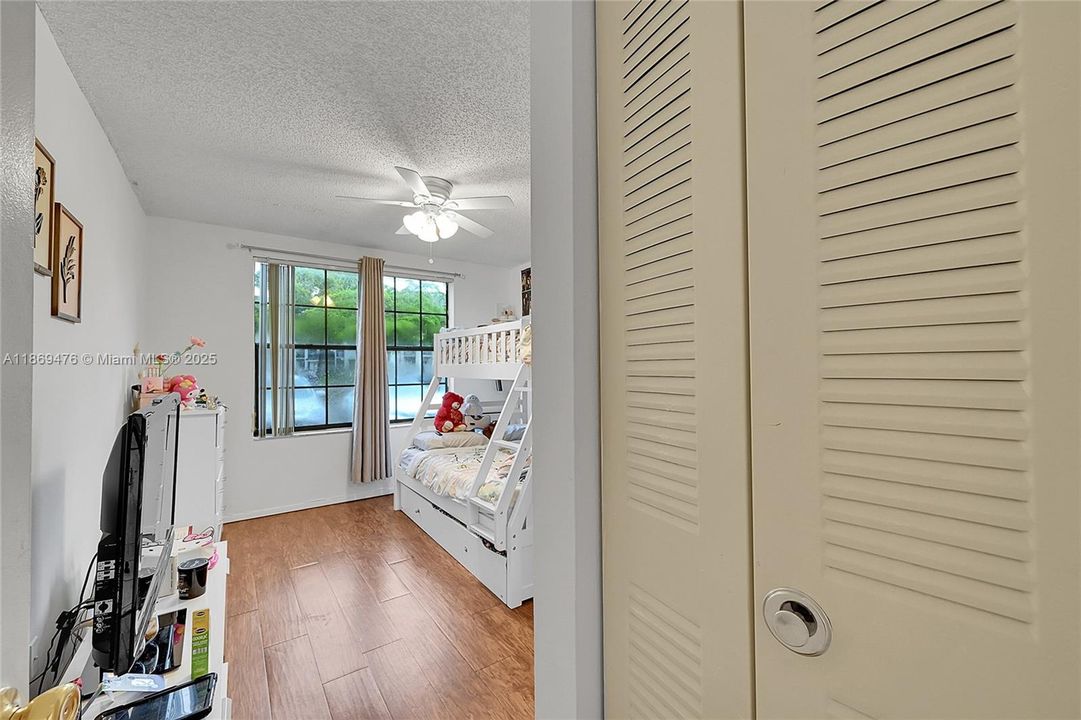 合同活跃: $255,000 (2 贝兹, 2 浴室, 1114 平方英尺)