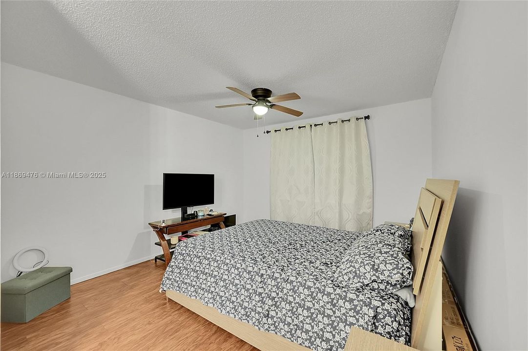 合同活跃: $255,000 (2 贝兹, 2 浴室, 1114 平方英尺)