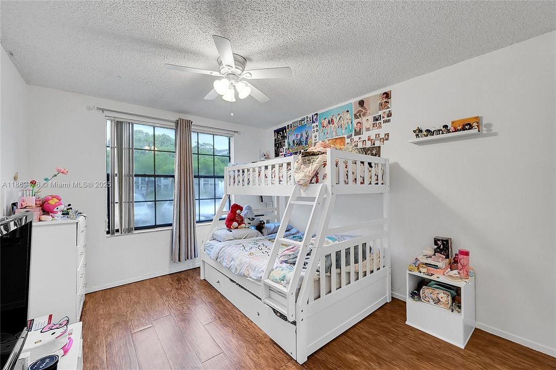 合同活跃: $255,000 (2 贝兹, 2 浴室, 1114 平方英尺)