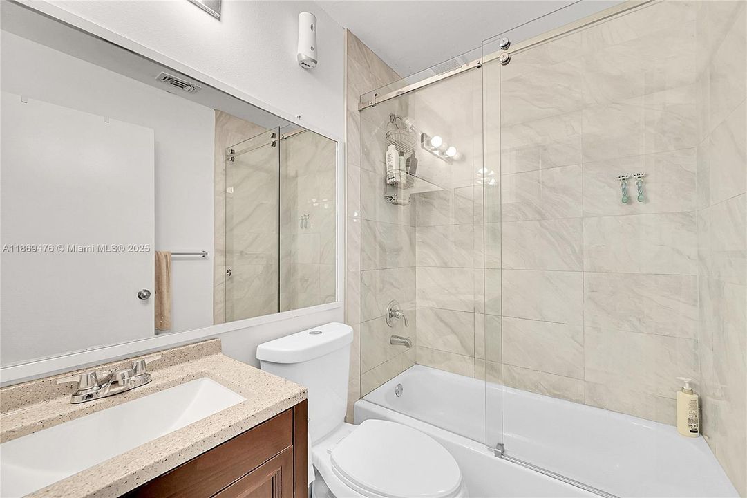 合同活跃: $255,000 (2 贝兹, 2 浴室, 1114 平方英尺)