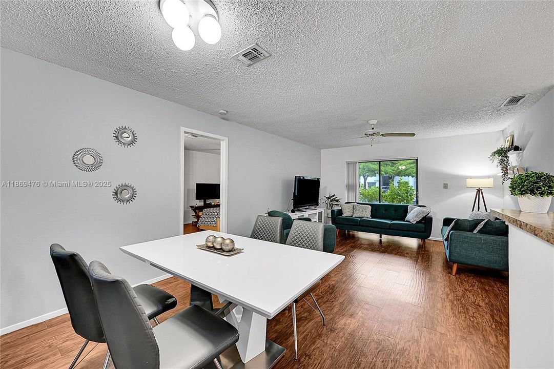 合同活跃: $255,000 (2 贝兹, 2 浴室, 1114 平方英尺)