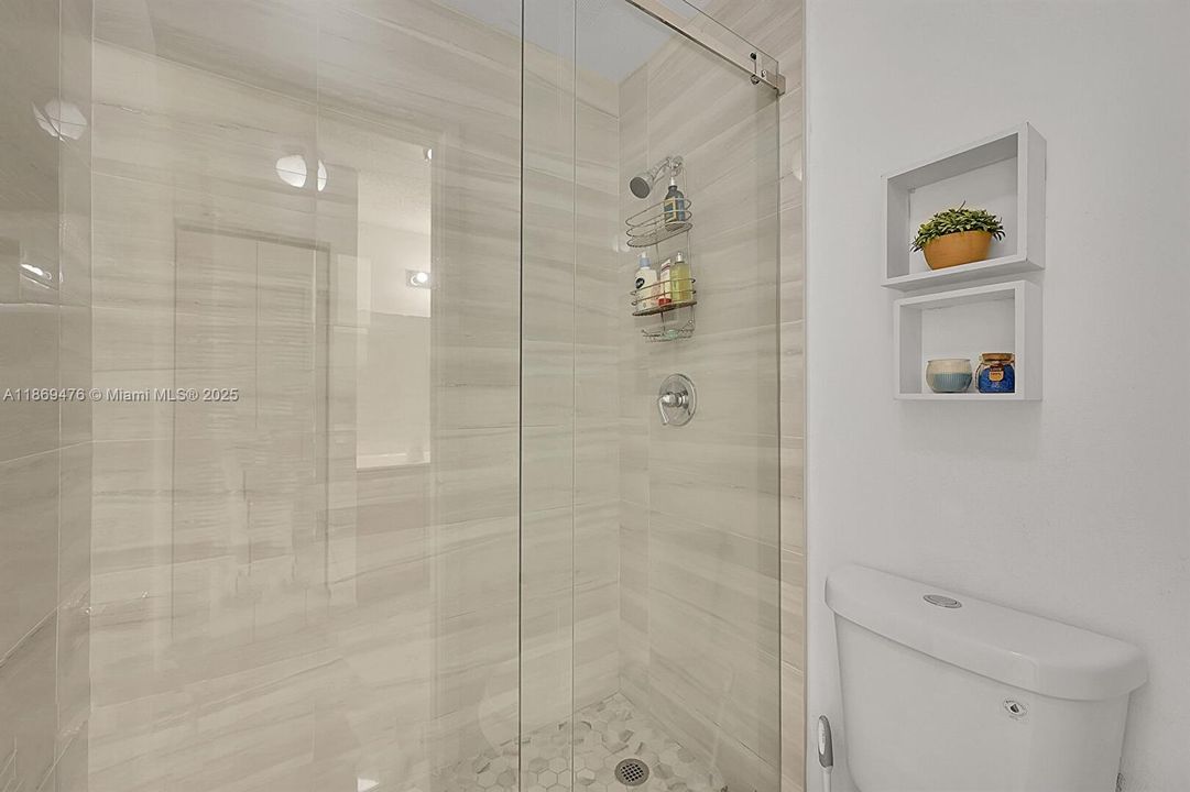 合同活跃: $255,000 (2 贝兹, 2 浴室, 1114 平方英尺)