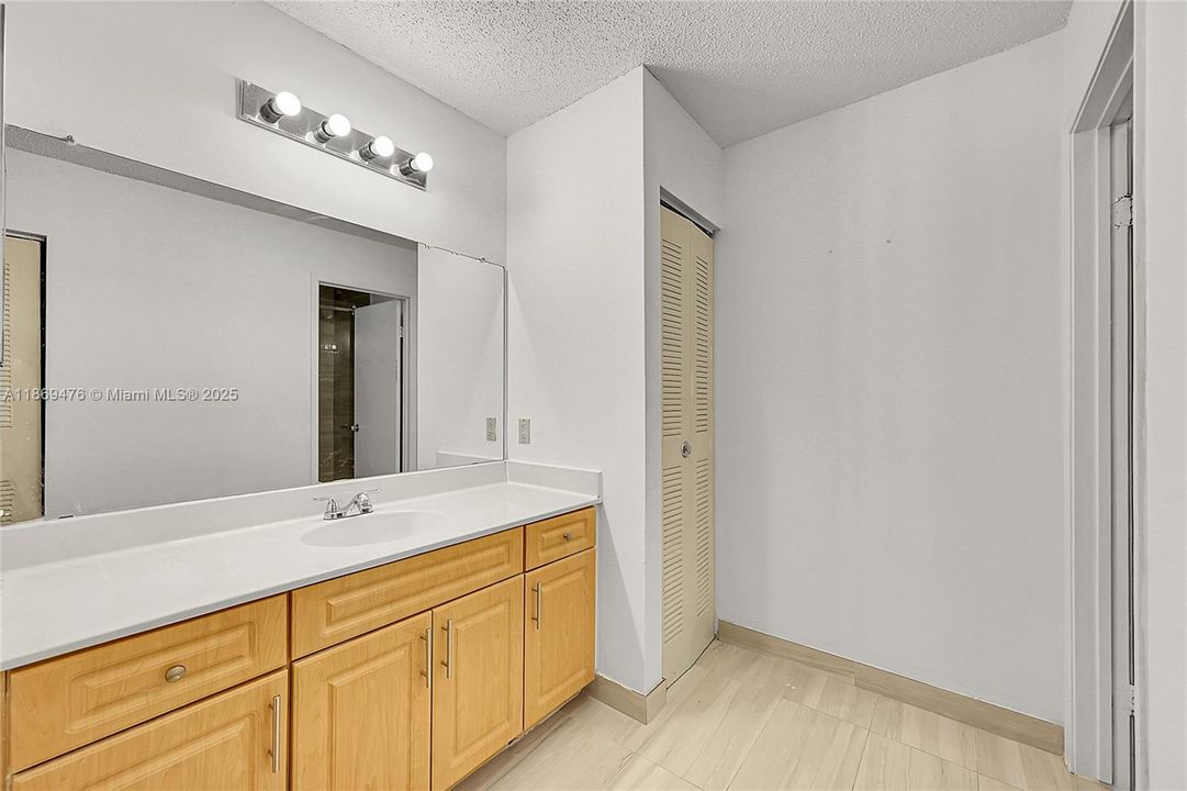 合同活跃: $255,000 (2 贝兹, 2 浴室, 1114 平方英尺)