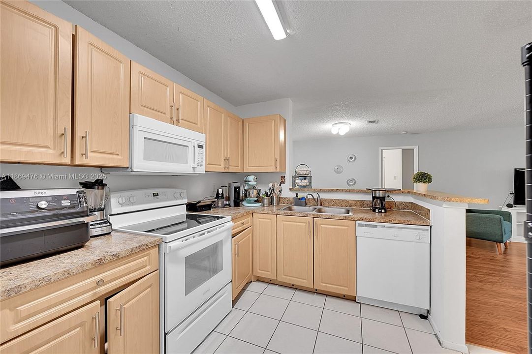 合同活跃: $255,000 (2 贝兹, 2 浴室, 1114 平方英尺)