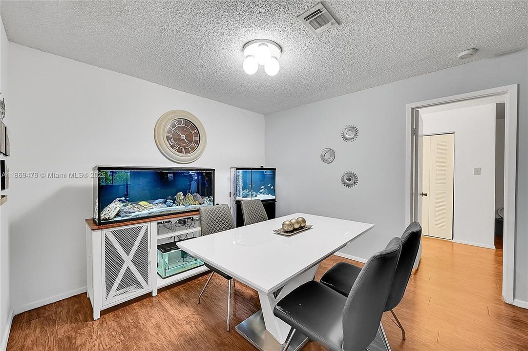 合同活跃: $255,000 (2 贝兹, 2 浴室, 1114 平方英尺)