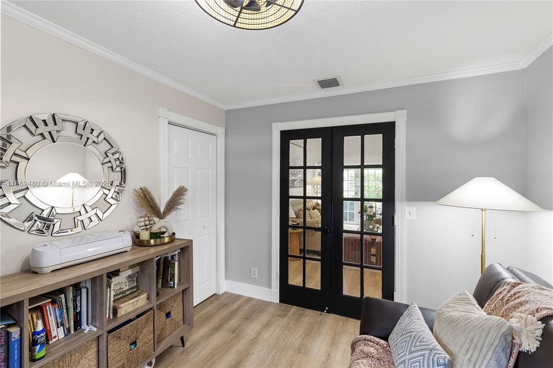 合同活跃: $4,500 (4 贝兹, 3 浴室, 1984 平方英尺)