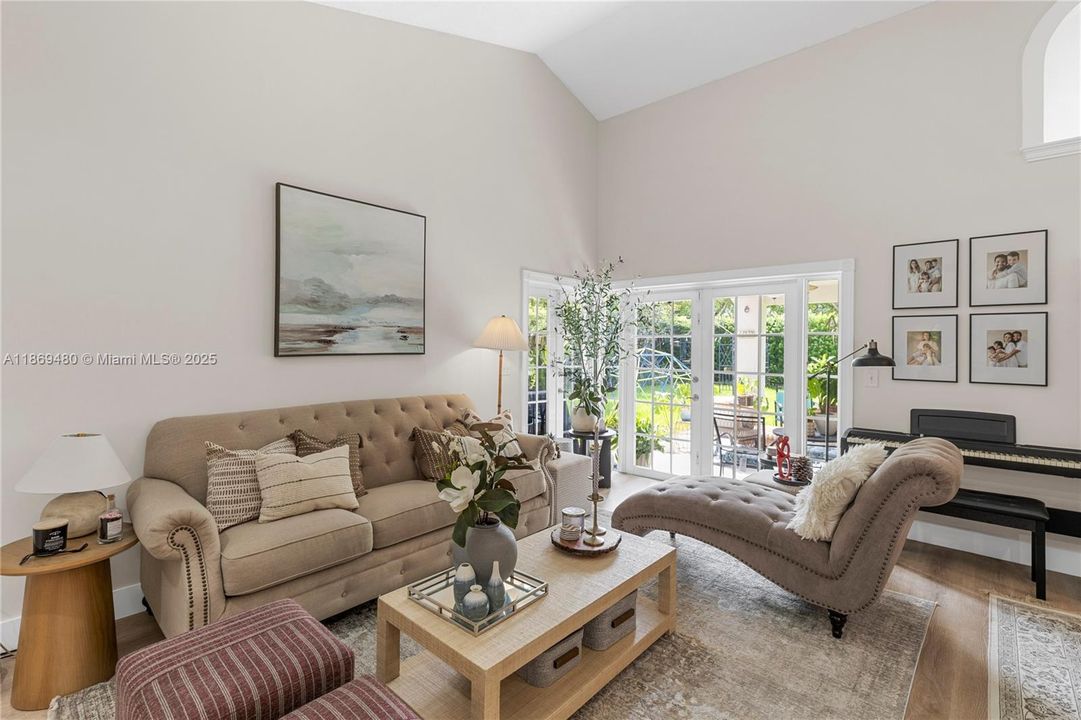 合同活跃: $4,500 (4 贝兹, 3 浴室, 1984 平方英尺)