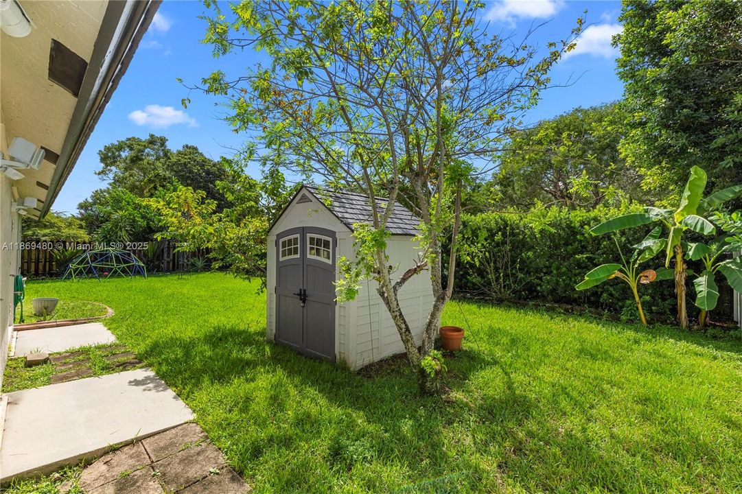 合同活跃: $4,500 (4 贝兹, 3 浴室, 1984 平方英尺)