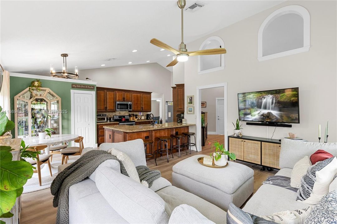 合同活跃: $4,500 (4 贝兹, 3 浴室, 1984 平方英尺)