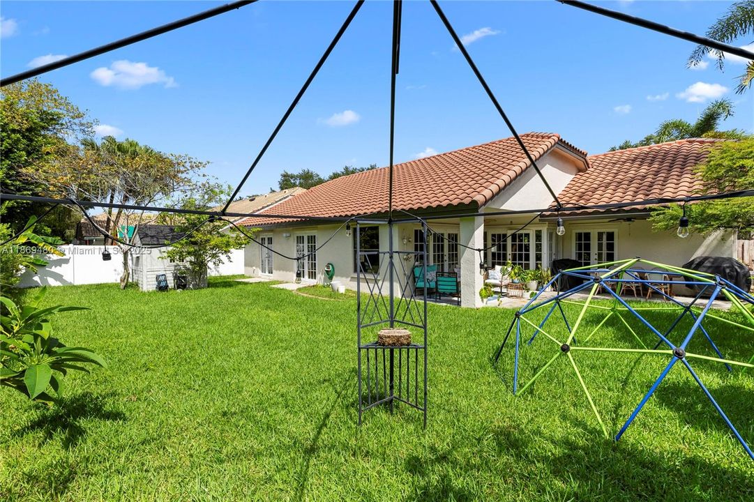 合同活跃: $4,500 (4 贝兹, 3 浴室, 1984 平方英尺)