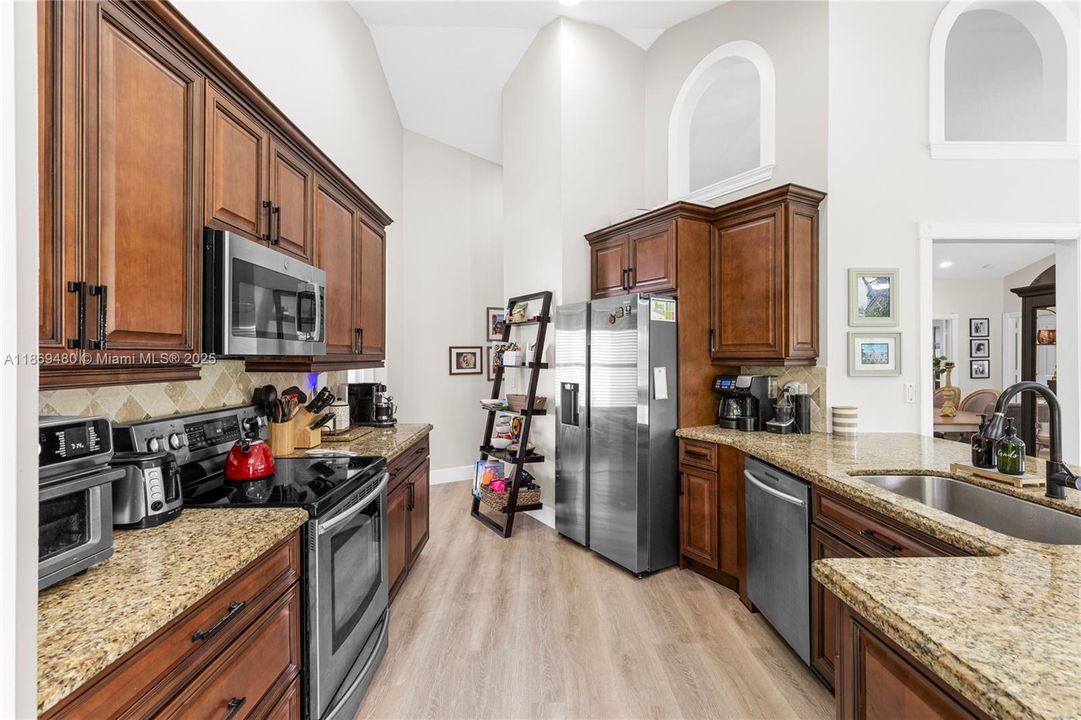 合同活跃: $4,500 (4 贝兹, 3 浴室, 1984 平方英尺)