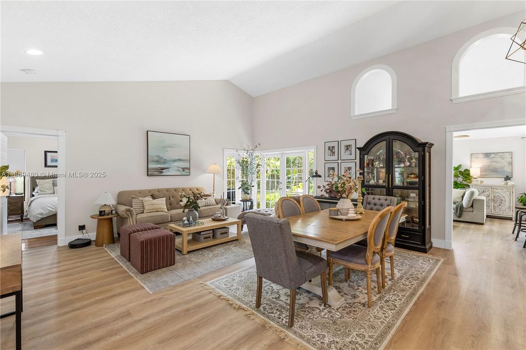 合同活跃: $4,500 (4 贝兹, 3 浴室, 1984 平方英尺)