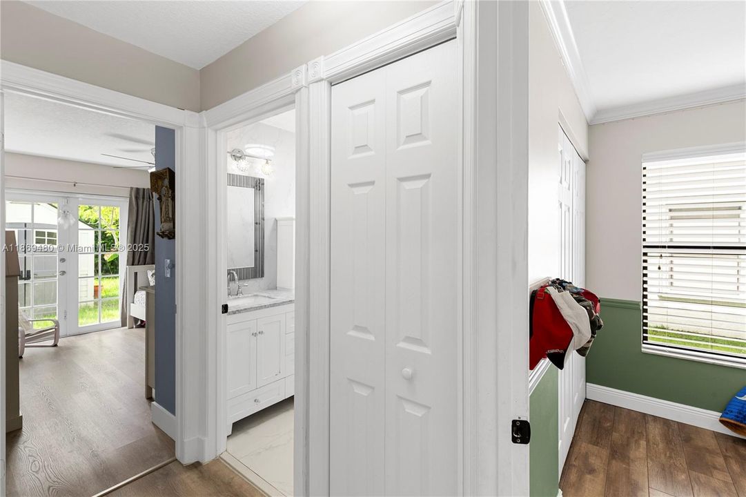 合同活跃: $4,500 (4 贝兹, 3 浴室, 1984 平方英尺)