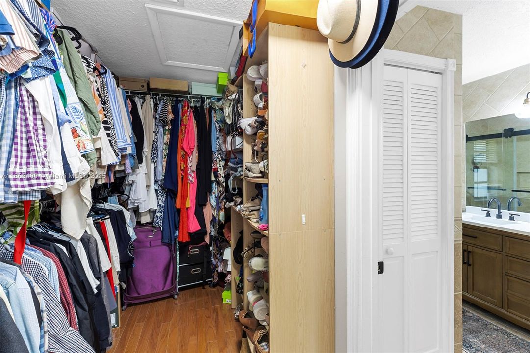 合同活跃: $4,500 (4 贝兹, 3 浴室, 1984 平方英尺)