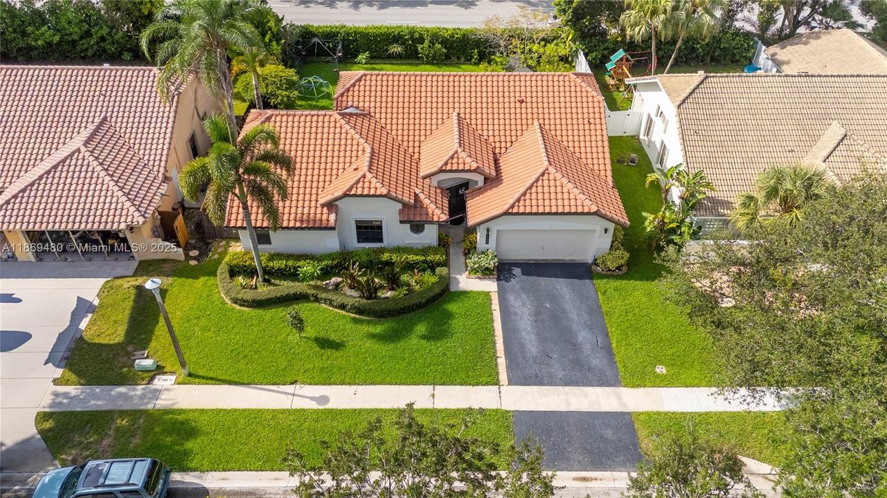 合同活跃: $4,500 (4 贝兹, 3 浴室, 1984 平方英尺)