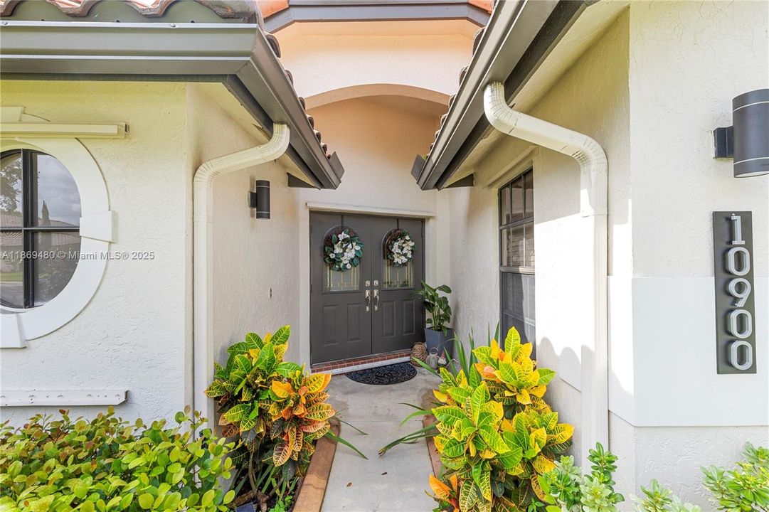 合同活跃: $4,500 (4 贝兹, 3 浴室, 1984 平方英尺)