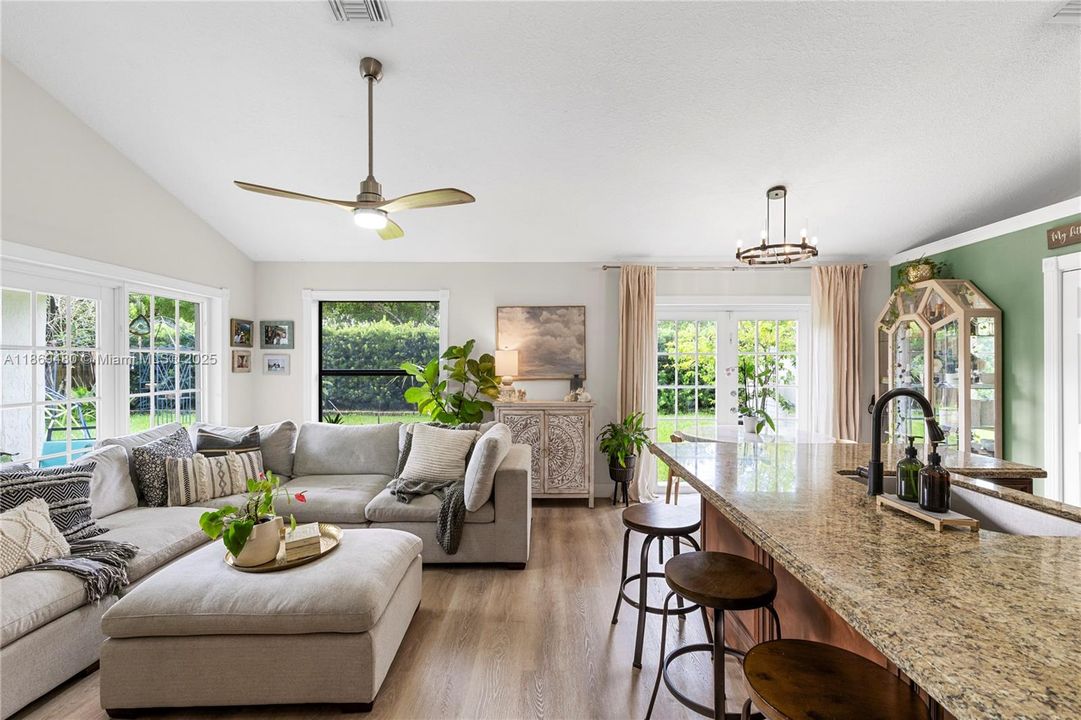 合同活跃: $4,500 (4 贝兹, 3 浴室, 1984 平方英尺)