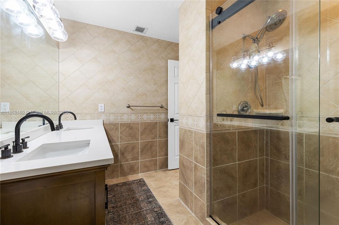 合同活跃: $4,500 (4 贝兹, 3 浴室, 1984 平方英尺)