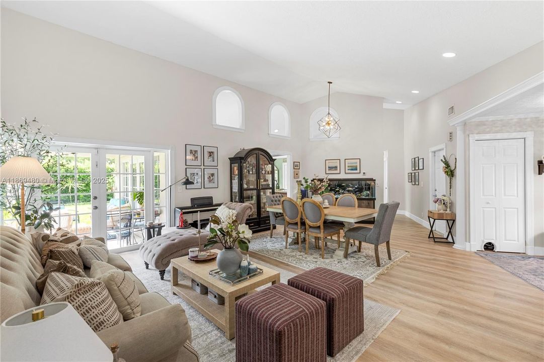 合同活跃: $4,500 (4 贝兹, 3 浴室, 1984 平方英尺)