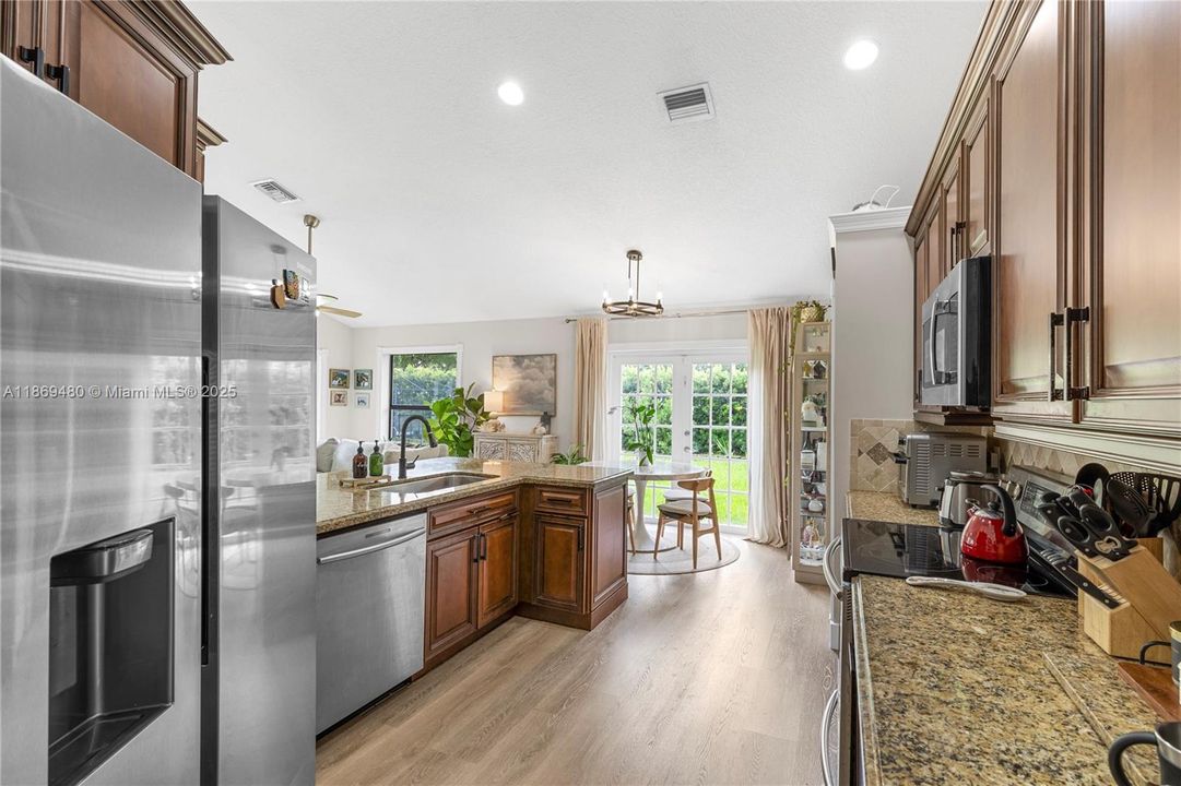 合同活跃: $4,500 (4 贝兹, 3 浴室, 1984 平方英尺)