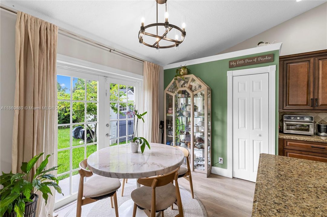 合同活跃: $4,500 (4 贝兹, 3 浴室, 1984 平方英尺)