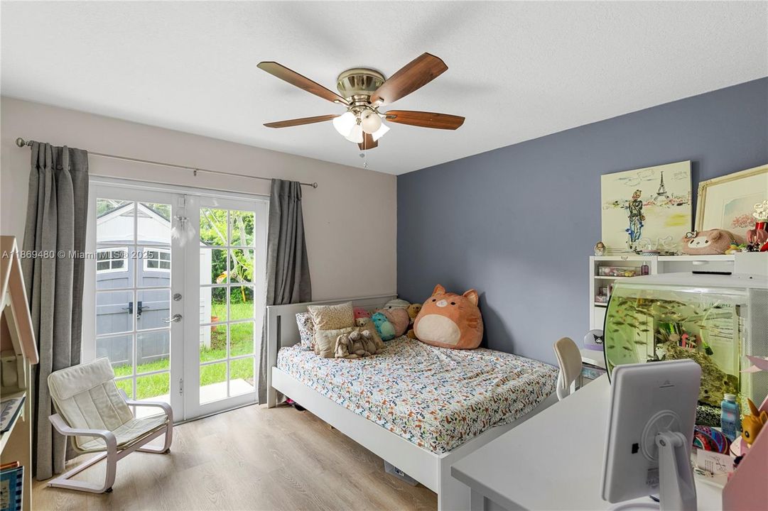 合同活跃: $4,500 (4 贝兹, 3 浴室, 1984 平方英尺)