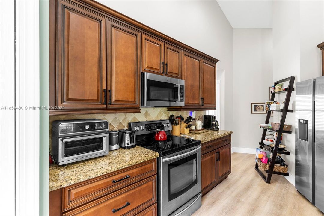 合同活跃: $4,500 (4 贝兹, 3 浴室, 1984 平方英尺)