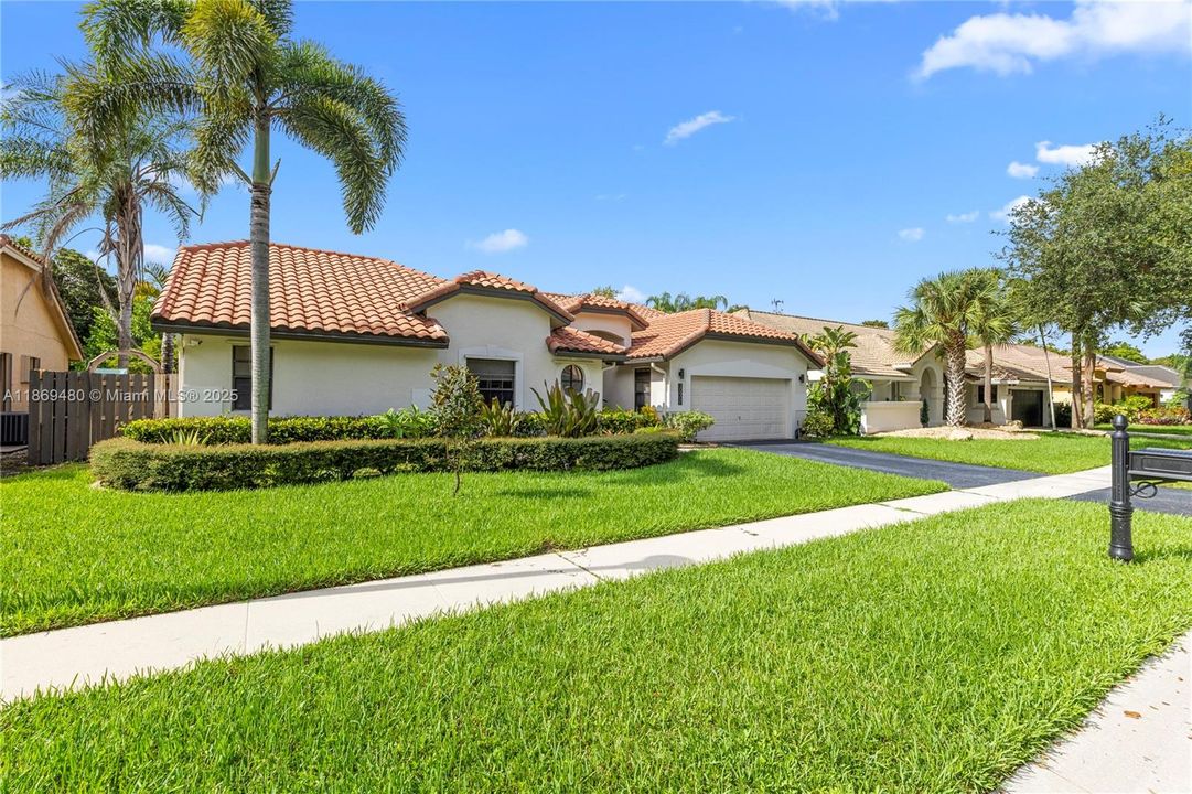 合同活跃: $4,500 (4 贝兹, 3 浴室, 1984 平方英尺)