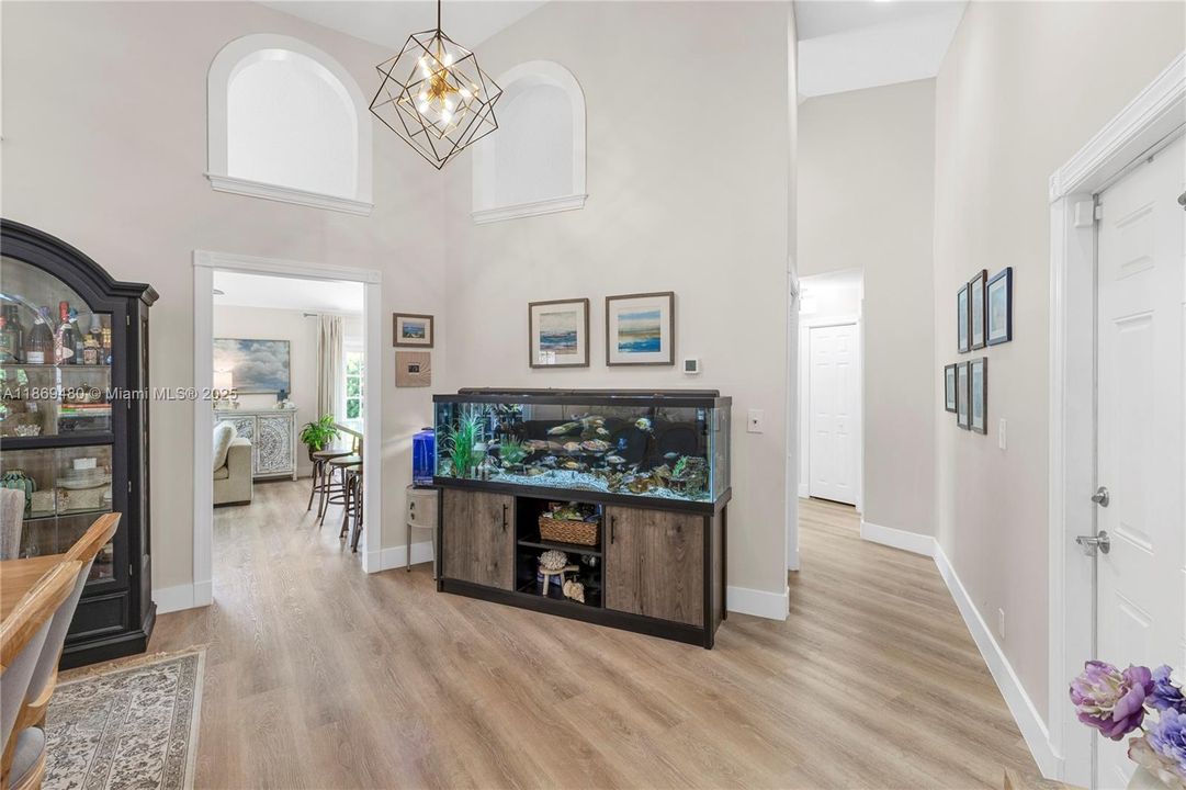 合同活跃: $4,500 (4 贝兹, 3 浴室, 1984 平方英尺)